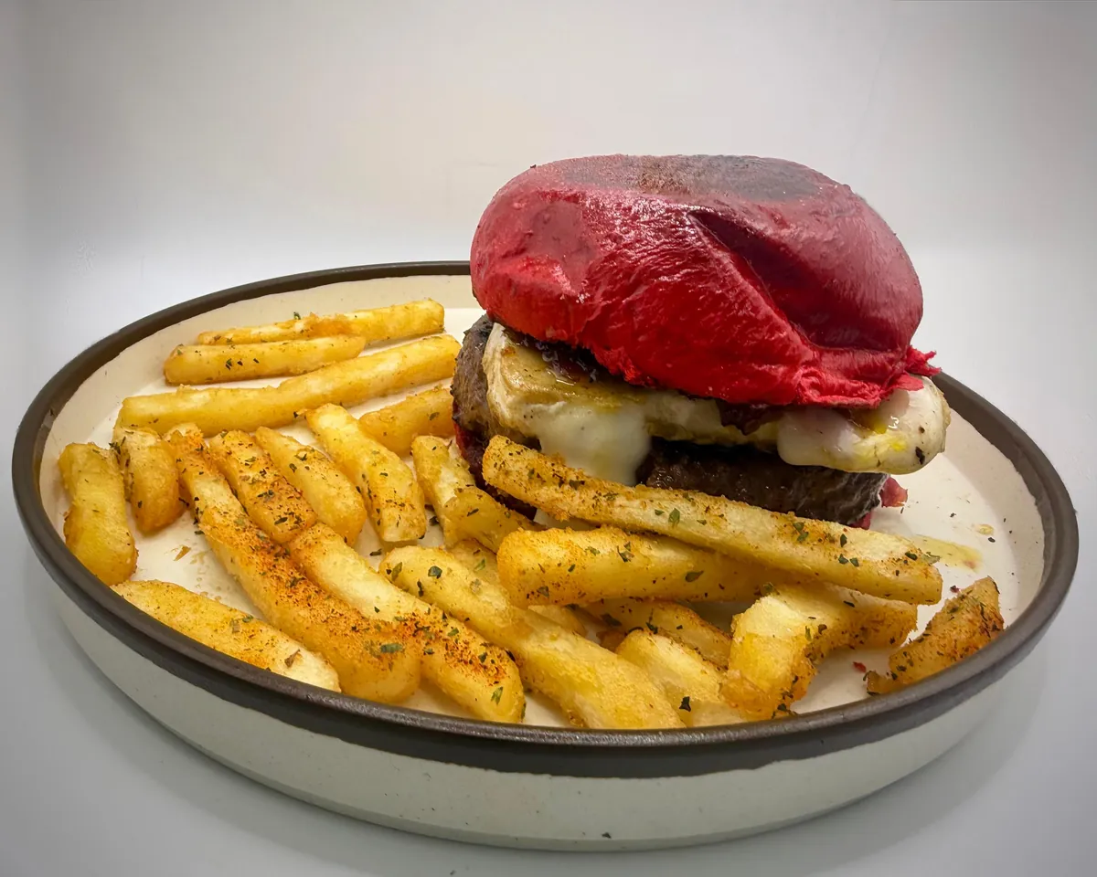 Red Velvet — 180 g de vacuno, cecina D.O. León, queso de cabra, foie, chutney de cebolla y brioche rojo