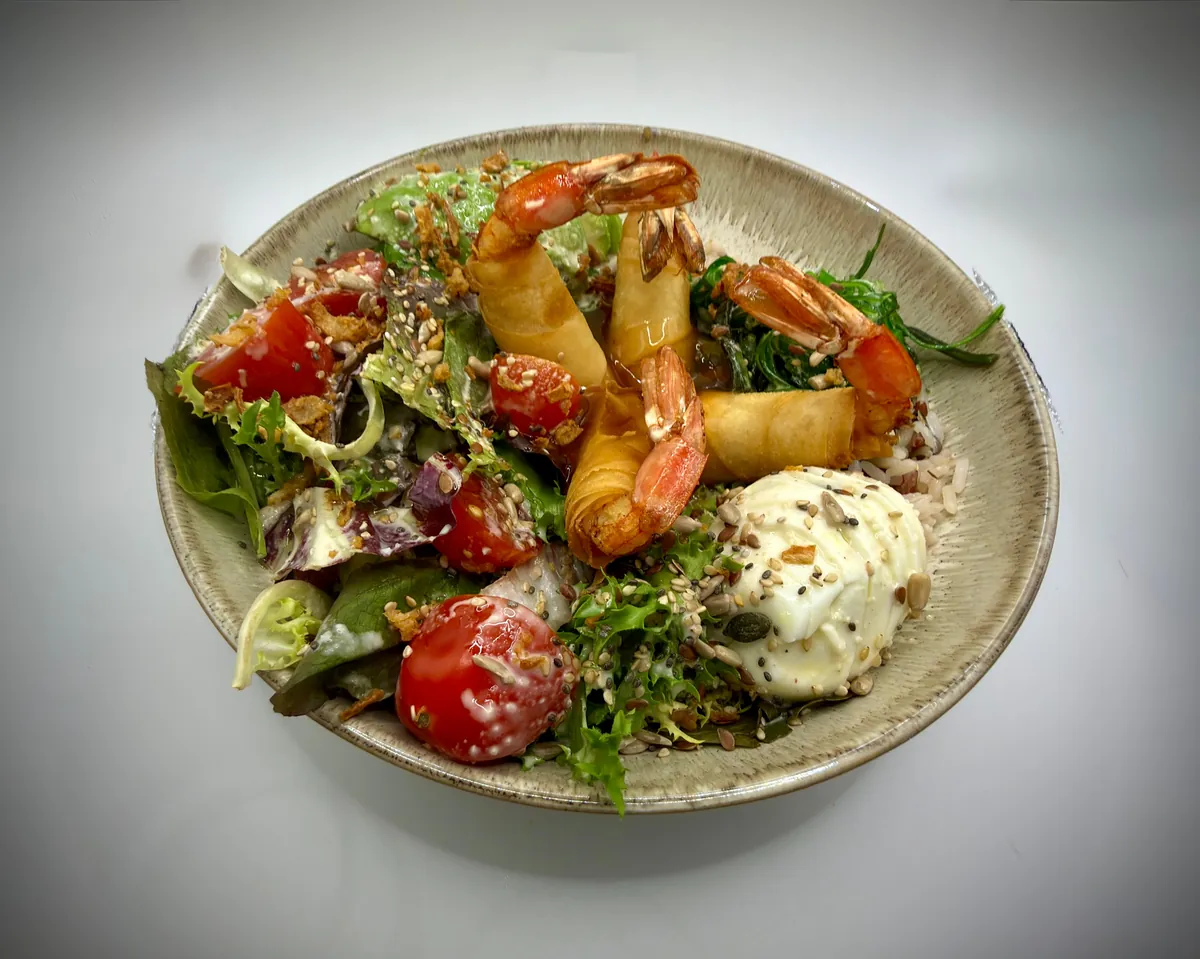 Bowl de langostinos crujientes — arroz, wakame, huevo, cherrys, aguacate, salsa chule dulce