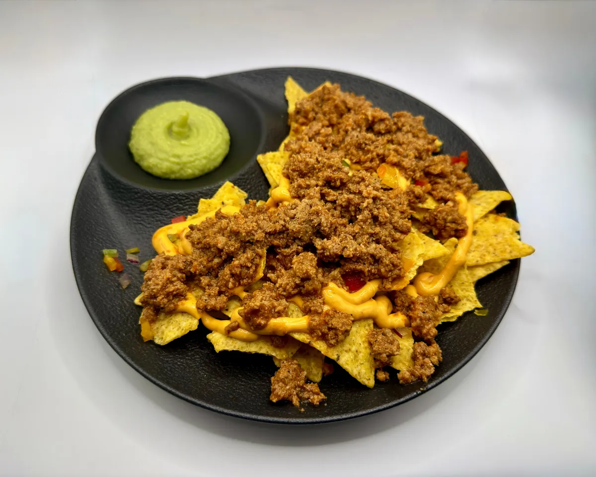 Nachos con carne picada, queso fundido y guacamole